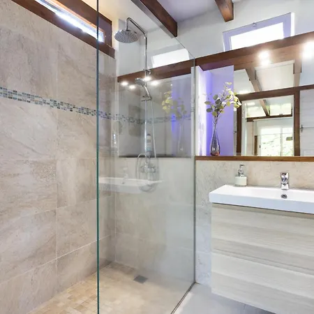 Home2book Modern Strelitzia, Peace Retreat *